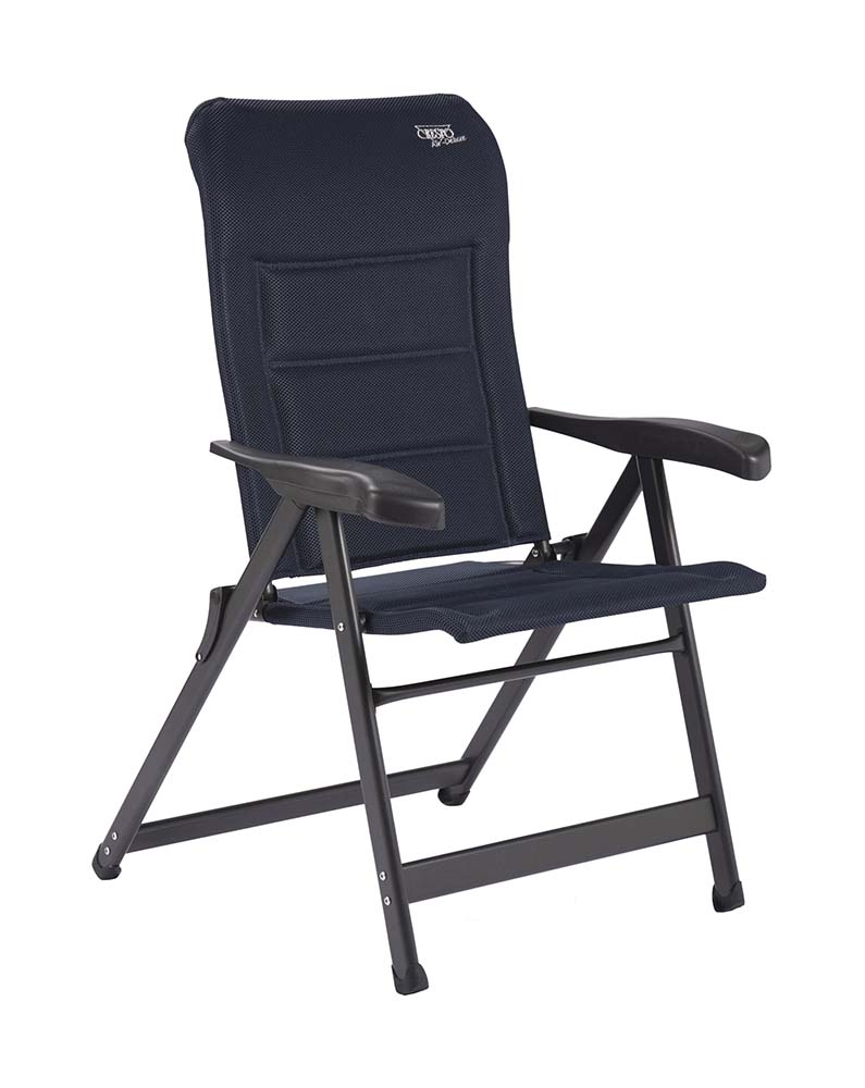 1149052 Ein einzigartiger und sehr kompakter Stuhl. Der Stuhl ist mit einem gepolsterten 3D-Stoff ausgestattet. Die komfortable Polsterung des Stoffs ist besonders luftdurchlässig und hält, aufgrund der offenen Zellstruktur, keine Feuchtigkeit zurück. Dadurch trocknet dieser Stuhl deutlich schneller als Stühle mit herkömmlicher Schaumstoffpolsterung.  Dieser Stuhl hat einen niedrigeren Sitz und eine kürzere Rückenlehne. Somit ist dieser Stuhl ideal für Menschen mit kürzeren Beinen. Er bietet dank der in 7 Stufen verstellbaren Rückenlehne maximalen Komfort. Sowohl die Rückenlehne als auch die Armlehnen sind ergonomisch geformt.  Der Stuhl ist mit einem eloxierten H-Rahmen ausgestattet, der extra Stabilität und Sicherheit gewährleistet. Durch sein einzigartiges Design und die niedrigere Sitzfläche ist dieser Stuhl sehr kompakt und leicht zu transportieren.
