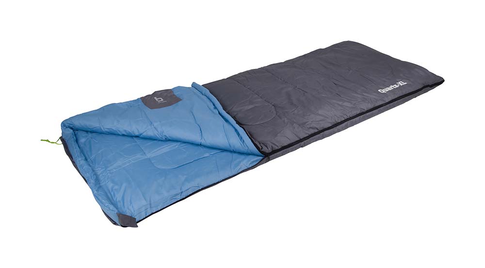3605773 Ein komfortabler Schlafsack. Dieser Schlafsack kann ab Temperaturen von -5 °C verwendet werden, und ist ab 5 °C sehr komfortabel. Ausgestattet mit einer hochwertigen 3D-Hohlfaser-Füllung (325 g/m²). Außerdem hat dieser Schlafsack eine Innenseite aus weicher Polyester-Baumwolle und eine bequeme Außenhülle aus gebürstetem, weichem Polyester. Wenn der Reißverschluss geöffnet ist, kann er als Decke verwendet werden. Zudem kann er mit dem Reißverschluss mit einem anderen Bo-Camp-Schlafsack kombiniert werden. Dieser Schlafsack hat zur Temperaturregelung einen Reißverschluss am Fußende, und hat ein Zugband, einen angenehmen Oberrand sowie ein kleines Münzfach auf der Innenseite. In dem mitgelieferten Futteral platzsparend mitzunehmen.