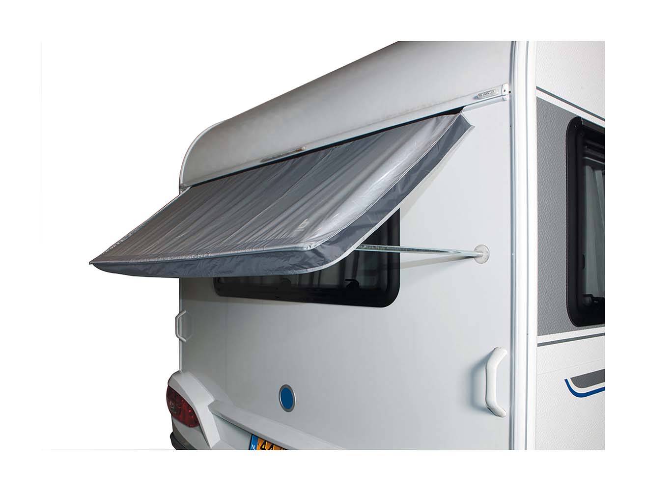 4117730 Eine praktische Markise für ein Wohnwagenfenster. Hält die Sonne und die Wärme außerhalb des Wohnwagens. Diese Wohnwagen-Fenstermarkise kann mit einer Schnur an der Wohnwagenschiene befestigt werden und verfügt über Saugnäpfe am verzinkten Stahlrahmen zur Befestigung am Wohnwagen. Mit seitlichen Klappen und Spannpunkten an den unteren Ecken. Der Stoff hat eine PU-Beschichtung mit einer Wassersäule von 2000 mm.