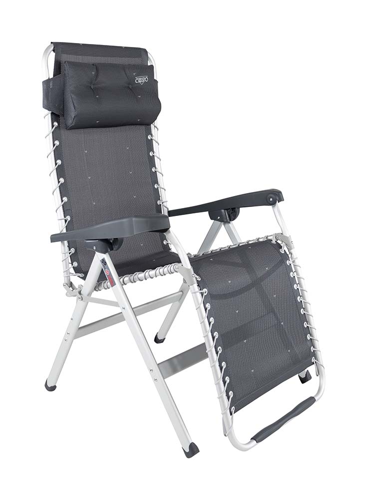 1104915 Ein äußerst luxuriöser und komfortabler Relaxsessel mit Kopfkissen. Dieser Stuhl bietet maximalen Komfort, da er stufenlos verstellbar ist und das Gewebe mittels Gummizug am Gestell befestigt ist. Zusätzlich sind sowohl die Rückenlehne als auch die Armlehnen ergonomisch geformt, und der Stuhl ist mit einem Bremssystem ausgestattet, um ihn in jeder gewünschten Position zu fixieren. Der Stuhl verfügt über einen eloxierten H-Rahmen für zusätzliche Stabilität und Festigkeit. Er hat einen extra breiten Sitz (54 cm), einen extra tiefen Sitz (55 cm) und eine extra hohe Sitzhöhe (50 cm). Zusammengeklappt ist dieser Stuhl sehr kompakt und daher leicht zu transportieren.