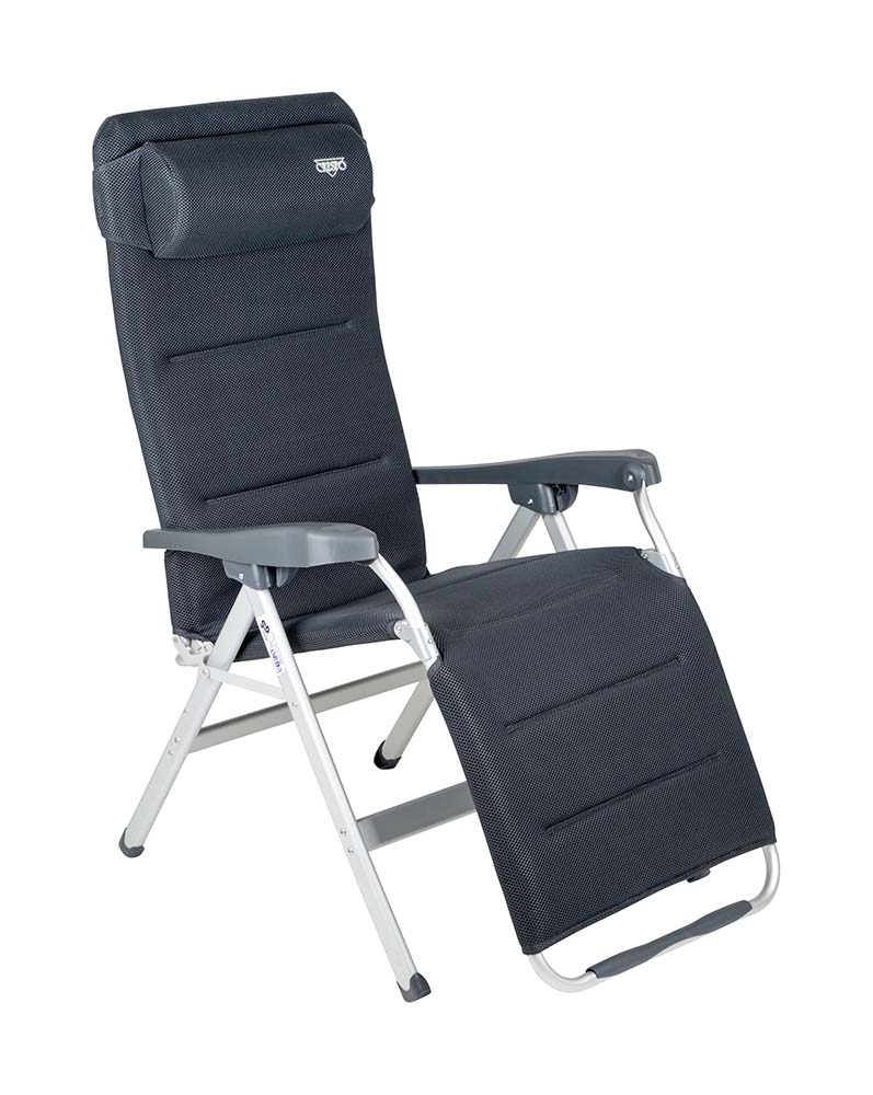 1104935 Einer der luxuriösesten und komfortabelsten Relax-Sessel! Dieser Liegestuhl ist stufenlos verstellbar, und mit einem extra dicken und stabilen 3D-Schaumstoffpolster versehen. Der gepolsterte Stoff läuft vollständig um den Rahmen herum, an dem der luxuriöse Stoff an der Rückseite befestigt ist, und schafft so einen sehr angenehmen Sitz. Darüber hinaus verlaufen die elastischen Gummizüge vollständig über die Rückseite für einen erhöhten Grad an Komfort. Die Verarbeitung verleiht ihm eine stilvolle Ausstrahlung.  Der Schaum hat eine offene Zellstruktur, wodurch keine Feuchtigkeit zurückgehalten wird. Das lässt diesen Stuhl schneller trocknen als mit einer herkömmlichen Schaumstoff-Polsterung. Sowohl die Rückenlehne als auch die Armlehnen sind ergonomisch geformt, und der Relax-Sessel ist mit einem Fixiersystem versehen, mit dem er auf jede gewünschte Position eingestellt werden kann.  Der Stuhl ist mit einem eloxierten H-Rahmen ausgestattet, der extra Stabilität und Sicherheit gewährleistet. Zusammengeklappt ist er sehr kompakt und dadurch einfach zu transportieren in der mitgelieferten Aufbewahrungstasche.