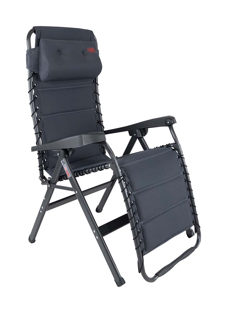 1104936 Ein sehr luxuriöser und bequemer Relaxstuhl mit Kopfkissen. Dieser Stuhl bietet maximalen Komfort, da er stufenlos verstellbar und mit einem durch einen Gummizug befestigten gepolsterten 3D-Stoff versehen ist. Die komfortable Polsterung des Stoffs ist besonders luftdurchlässig. Die Verarbeitung verleiht ihm eine stilvolle Ausstrahlung. Sowohl die Rückenlehne als auch die Armlehnen sind ergonomisch geformt und der Stuhl ist mit einem Fixiersystem versehen, mit dem er in jeder gewünschten Position arretiert werden kann. Der Stuhl ist mit einem eloxierten H-Rahmen ausgestattet, der extra Stabilität und Sicherheit gewährleistet. Der Stuhl ist extra breit, extra tief und hat einen besonders hohen Sitz (50 cm). Der Stuhl ist im eingeklappten Zustand sehr kompakt und dadurch einfach zu transportieren in der mitgelieferten Aufbewahrungstasche.