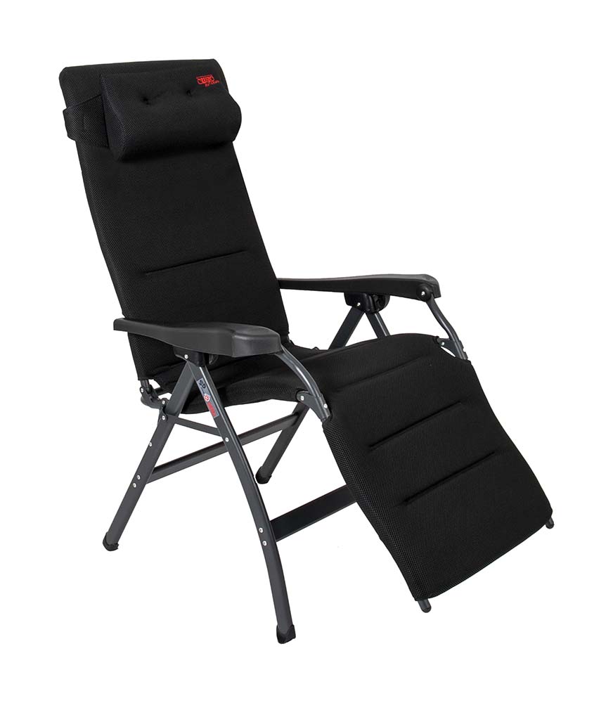 1104952 Een zeer luxe en comfortabele ergonomische relaxstoel met hoofdkussen. Deze stoel biedt maximaal comfort doordat de stoel traploos verstelbaar is. Daarnaast is deze stoel voorzien van een gepolsterde 3D stof welke is bevestigd door middel van elastiek. De comfortabele vulling van deze stof is extra luchtdoorlatend en houdt geen vocht vast. Hierdoor is deze stoel sneller droog dan andere stoelen met een traditionele schuimvulling. Daarnaast zorgt de afwerking voor een stijlvolle uitstraling. Zowel de rugleuning als de armleggers zijn ergonomisch gevormd en de is stoel voorzien van een remsysteem om de stoel in iedere gewenste positie te fixeren. De stoel is voorzien van een geanodiseerd H-frame voor extra stabiliteit en stevigheid. De stoel heeft een extra brede, een extra diepe en een extra hoge zit. Ingeklapt is deze stoel zeer compact en daardoor gemakkelijk mee te nemen in de meegeleverde opbergtas.