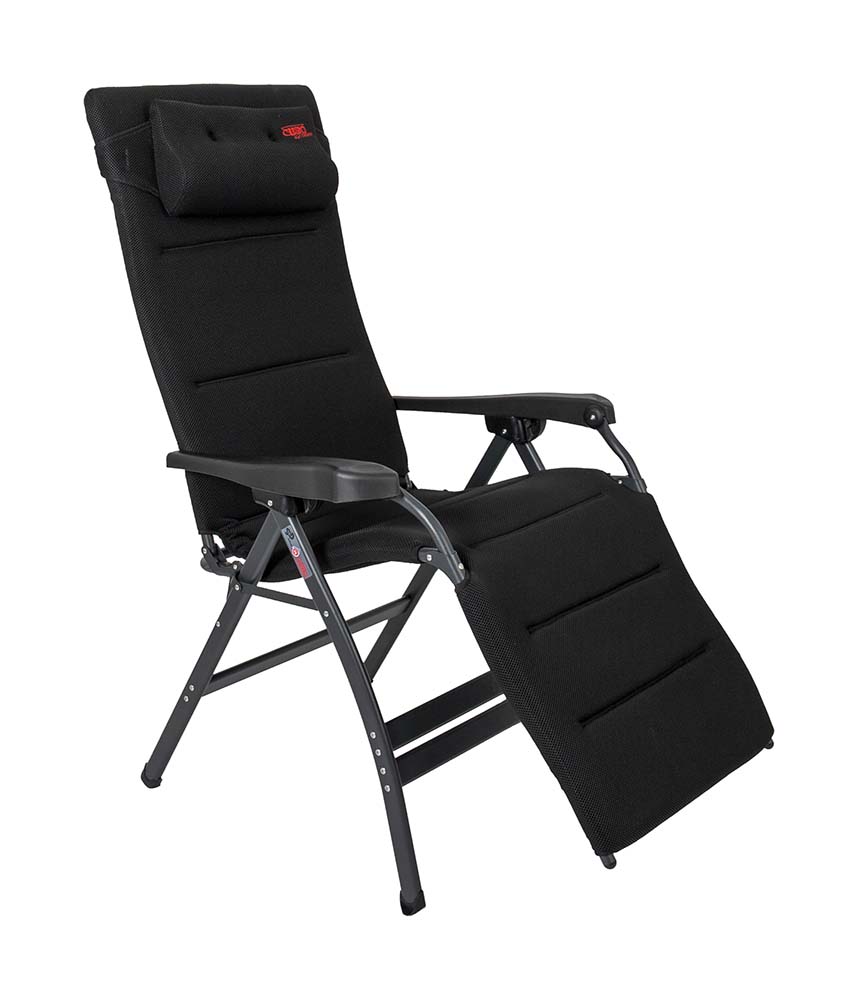 1104954 Een zeer luxe extra brede comfortabele ergonomische relaxstoel met hoofdkussen. Deze stoel biedt maximaal comfort doordat de stoel traploos verstelbaar is. Daarnaast is deze stoel voorzien van een gepolsterde 3D stof welke is bevestigd door middel van elastiek. De comfortabele vulling van deze stof is extra luchtdoorlatend en houdt geen vocht vast. Hierdoor is deze stoel sneller droog dan andere stoelen met een traditionele schuimvulling. Daarnaast zorgt de afwerking voor een stijlvolle uitstraling. Zowel de rugleuning als de armleggers zijn ergonomisch gevormd en de is stoel voorzien van een remsysteem om de stoel in iedere gewenste positie te fixeren. De stoel is voorzien van een geanodiseerd H-frame voor extra stabiliteit en stevigheid. De stoel heeft een extra brede, een extra diepe en een extra hoge zit. Ingeklapt is deze stoel zeer compact en daardoor gemakkelijk mee te nemen in de meegeleverde opbergtas.