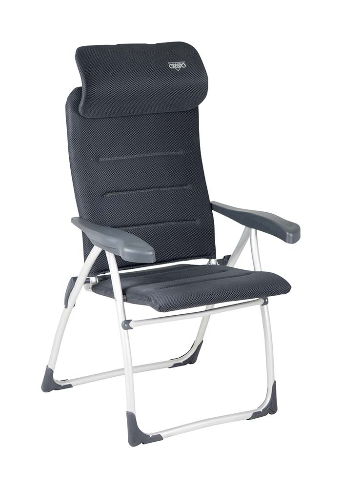 1104961 Einer der luxuriösesten und komfortabelsten Klappstühle! Dieser Stuhl ist mit einem extra dicken und stabilen 3D-Schaumstoffpolster versehen. Außerdem läuft dieser gepolsterte Stoff vollständig um den Rahmen herum. Dieser Luxus-Stoff wird um das Sitzrohrs auf die Rückseite geschlagen, und an der Vorderseite läuft der Stoff bis nach unten durch, wodurch ein sehr angenehmer Sitz entsteht. Das Kopfende der Rückenlehne weist eine extra dicke Polsterung auf.  Der Schaum hat eine offene Zellstruktur, wodurch keine Feuchtigkeit zurückgehalten wird. Das lässt diesen Stuhl schneller trocknen als Stühle mit einer herkömmlichen Schaumstoff-Polsterung.  Die Rückenlehne des Stuhls ist 7-fach verstellbar und zusätzlich verfügt dieser Stuhl über eine stufenlos verstellbare Kopfstütze. Die Rückenlehne, Sitzfläche und Armlehnen sind für maximale Unterstützung ergonomisch geformt. Der eloxierten U-Rahmen sorgt für hohe Stabilität und der Stuhl ist sehr kompakt zu transportieren, d. h. bis zu 50% weniger Stauvolumen im Vergleich zu anderen Campingstühlen. Ein Stuhl, bei dem an alle Details gedacht wurde, und es nicht an Komfort fehlt.