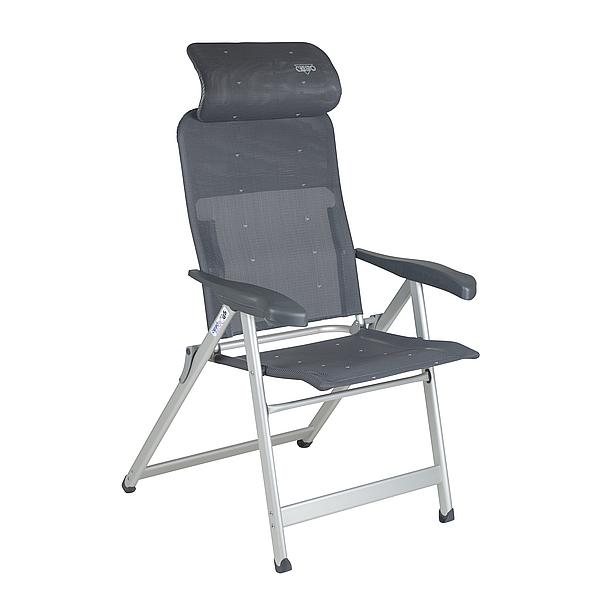 1104976 Een luxe en extra compacte standenstoel. Heeft een hoge kwaliteit afwerking en duurzame materialen. Deze stoel biedt maximaal comfort door de in 7 standen verstelbare rugleuning en een traploos verstelbare hoofdsteun (ruglengte: 65-83 cm). De rugleuning en de armleggers zijn ergonomisch gevormd. De stoel is voorzien van een geanodiseerd H-frame voor extra stabiliteit en stevigheid. De stoel heeft een brede (50 cm) en een diepe (43 cm) zit met een zittinghoogte van 48 cm. Door zijn unieke ontwerp is deze stoel zeer compact en daardoor gemakkelijk mee te nemen (lxbxh: 104x67x7,5 cm). Maximale belasting: 140 kilogram. Tot 50% minder pakvolume in vergelijking met andere kampeerstoelen!