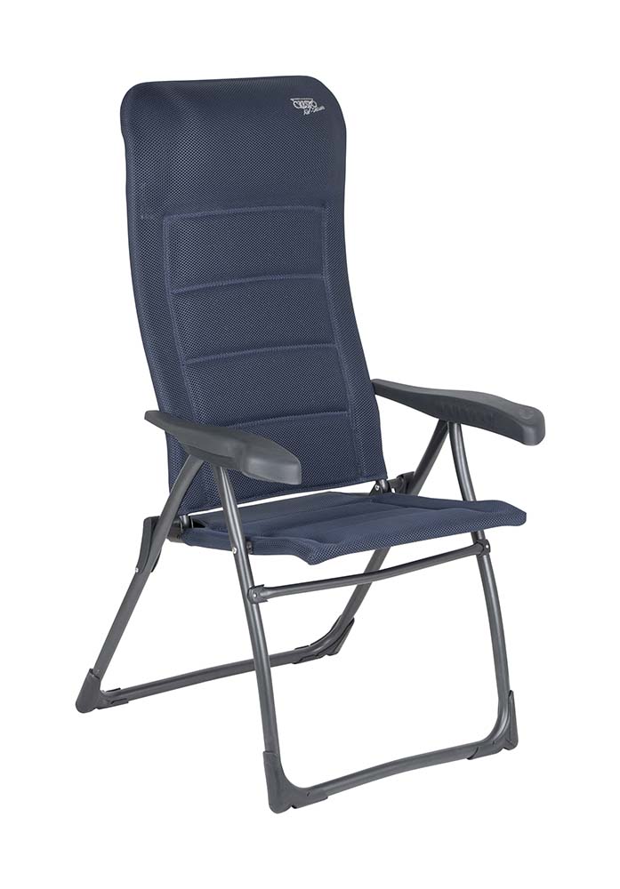 1148027 Een lichtgewicht en extra stevige standenstoel. Deze stoel biedt maximaal comfort door de in 7 standen verstelbare rugleuning en de gepolsterde 3D stof. De comfortabele vulling van deze stof is extra luchtdoorlatend en houdt door de open celstructuur geen vocht vast. Hierdoor is de stoel veel sneller droog dan stoelen met een traditionele schuimvulling. Daarnaast zijn zowel de rugleuning, de zitting en de armleggers ergonomisch gevormd. De stoel is voorzien van een geanodiseerd U-frame voor extra stabiliteit en stevigheid. Ingeklapt is deze stoel zeer compact en daardoor gemakkelijk mee te nemen.
