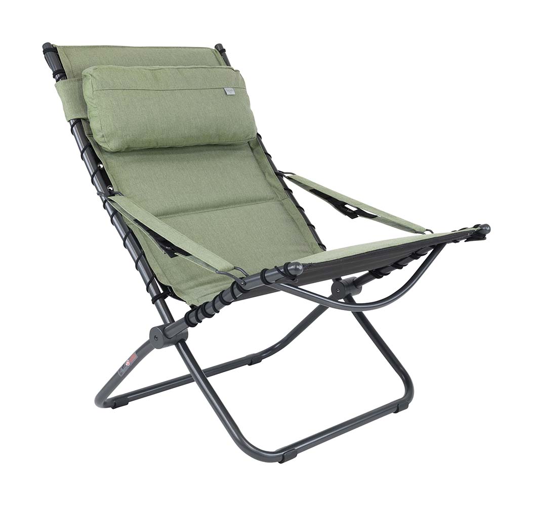 1148408 Een extreem luxe en comfortabele ligstoel. De ligstoel is in 3 posities verstelbaar voor een optimaal zitcomfort. Daarnaast zijn zowel de rugleuning als de armleggers ergonomisch gevormd en zijn de stoelen zeer plat opvouwbaar. De stoel is uitgerust met een aangename gepolsterde Tex-Comfort stof. Deze stof is zeer onderhoudsvriendelijk, waterafstotend door de open celstructuur en extra bestand tegen verkleuring door de zon. Deze gepolsterde stof in combinatie met de bevestiging door middel van elastieken zorgt voor een optimale zitervaring. Deze stoel is van hoogstaande kwaliteit en voldoet aan het TÜV keurmerk. Deze ligstoel is ideaal voor in de tuin of op de camping.