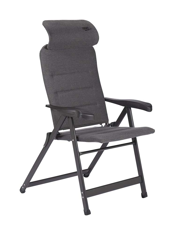 1149064 Ein sehr luxuriöser, kompakter und verstellbarer Stuhl. Dieser Stuhl bietet dank der siebenfach verstellbaren Rückenlehne und der stufenlos einstellbaren Kopfstütze maximalen Komfort. Die komfortable und besonders hochwertige Polsterung des Stoffs ist UV-beständig, besonders luftdurchlässig und hält, aufgrund der offenen Zellstruktur, keine Feuchtigkeit zurück. Dadurch ist das Gewebe besonders pflegeleicht und trocknet deutlich schneller als bei Stühlen mit herkömmlicher Schaumstoffpolsterung. Zudem sind Rückenlehne, Sitzfläche und Armlehnen ergonomisch geformt.   Der Stuhl ist mit einem eloxierten H-Rahmen ausgestattet, der extra Stabilität und Sicherheit gewährleistet. Der Stuhl ist im eingeklappten Zustand nur 8 cm dick, sehr kompakt und dadurch einfach zu transportieren.