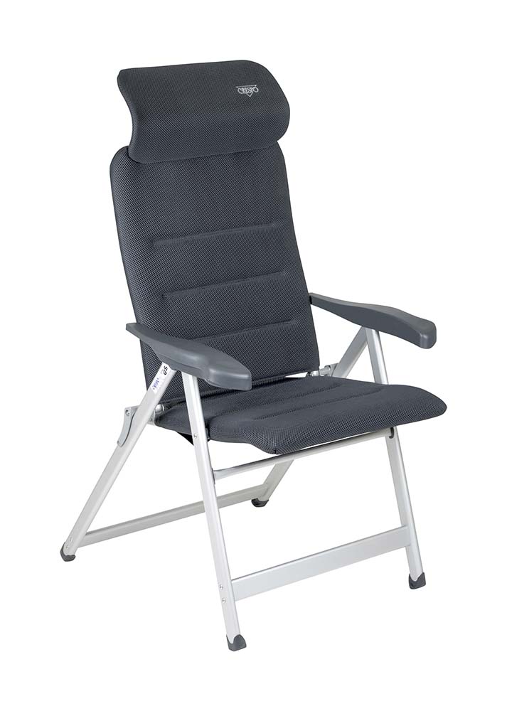 1149072 Einer der luxuriösesten und komfortabelsten Klappstühle! Dieser Stuhl ist mit einem extra dicken und stabilen 3D-Schaumstoffpolster versehen. Der gepolsterte Stoff läuft vollständig um den Rahmen herum. Dieser Luxus-Stoff wird um das Sitzrohr auf der Rückseite geschlagen, und an der Vorderseite läuft der Stoff bis nach unten durch, wodurch ein sehr angenehmer Sitz entsteht. Das Kopfende der Rückenlehne weist eine extra dicke Polsterung auf. Der Schaum hat eine offene Zellstruktur, wodurch keine Feuchtigkeit zurückgehalten wird. Das lässt diesen Stuhl schneller trocknen als Stühle mit einer herkömmlichen Schaumstoff-Polsterung.  Die Rückenlehne des Stuhls ist 7-fach verstellbar und zusätzlich verfügt dieser Stuhl über eine stufenlos verstellbare Kopfstütze. Die Rückenlehne  (Rückenlänge: 65-83 cm), Sitzfläche und Armlehnen sind für maximale Unterstützung ergonomisch geformt.  Der eloxierte H-Rahmen sorgt für hohe Stabilität und der Stuhl ist sehr kompakt zu transportieren, d. h. bis zu 50% weniger Stauvolumen im Vergleich zu anderen Campingstühlen. Ein Stuhl, bei dem an alle Details gedacht wurde, und es nicht an Komfort fehlt.