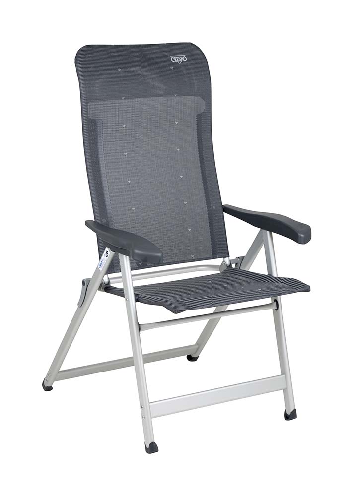 1149082 Dieser einzigartige Klappstuhl ist einer der wenigen extrem platzsparenden, verstellbaren Klappstühle auf dem Markt (nur 7 cm!). Er bietet dank der 7-fach verstellbaren Rückenlehne maximalen Komfort. Sowohl die Rückenlehne als auch die Armlehnen sind ergonomisch geformt.  Der Stuhl ist mit einem eloxierten H-Rahmen ausgestattet, der extra Stabilität und Sicherheit gewährleistet. Der Stuhl hat eine (50 cm) breite und (43 cm) tiefe Sitzfläche. Die Sitzhöhe beträgt 48 cm und die Rückenlehne ist 81 cm lang. Der Stuhl ist durch seine einzigartige Konstruktion sehr kompakt und dadurch einfach zu transportieren (LxBxH: 113x67x7(!) cm). Max. Belastbarkeit: 140 kg. Von ANWB und einer Verbraucherschutzgruppe als der Beste getestet.