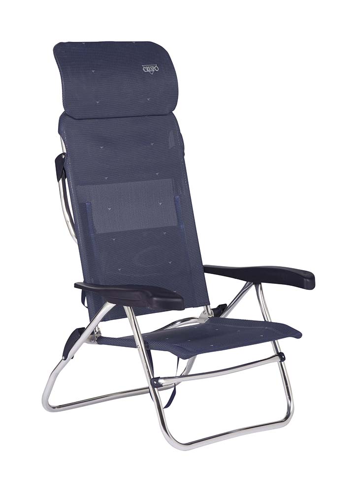1149365 Een luxe strandstoel met een hogere zit en een verstelbare hoofdsteun. Ideaal voor gebruik op het strand, voor de tent of voor onderweg. Deze stoel is verstelbaar is 7 standen waarvan 1 stand volledig plat ligt. Hierbij steunt de gebogen bovenkant voor ondersteuning op de grond. Daarnaast is deze strandstoel voorzien van comfortabele armleuningen. Deze stoel is door de draaglussen en zijn lage gewicht gemakkelijk mee te nemen.