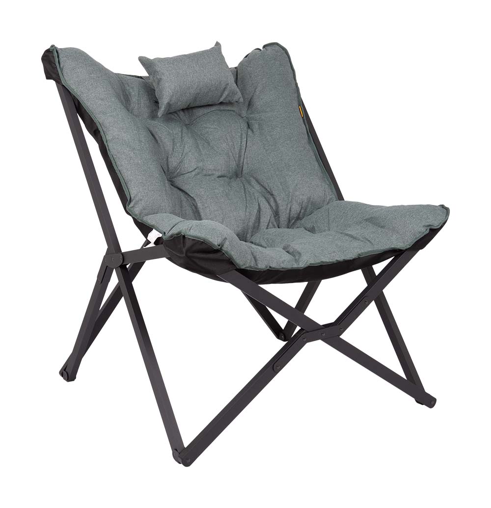 1200347 Un sillón de relax robusto y muy cómodo con aspecto industrial. El sillón tiene un armazón de aluminio resistente y ligero. Con una tapicería catiónica acolchada extragruesa en la que se incorpora un elegante patrón de costuras. Incluye una cómoda almohada y una lujosa bolsa de transporte. Además, el armazón es plegable, lo que facilita el transporte de la silla. Una silla ideal para el jardín o el camping, pero también para el balcón y el salón.