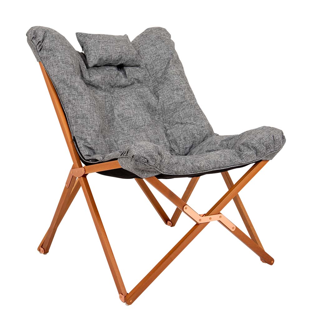 1200396 Ein umweltfreundlicher und sehr komfortabler Liegestuhl aus der Urban Outdoor Kollektion. Dieser Stuhl verfügt über einen stilvollen und robusten Holzrahmen mit FSC-Zertifikat. Der dicke gepolsterte Sitz besteht aus recyceltem Oxford-Polyester und hat eine Leinenoptik. Durch den dicken gepolsterten Sitz ist er besonders bequem. Der recycelte Stoff und der Holzrahmen machen den Liegestuhl umweltfreundlich. Die Kombination aus einer breiten und tiefen Sitzfläche, dem gepolsterten Stoff und dem Kopfkissen macht diesen Stuhl sehr komfortabel. Der Rahmen ist klappbar, sodass der Stuhl einfach mitgenommen werden kann. Aber er kann auch im Wohnzimmer, auf dem Balkon oder im Garten verwendet werden.
