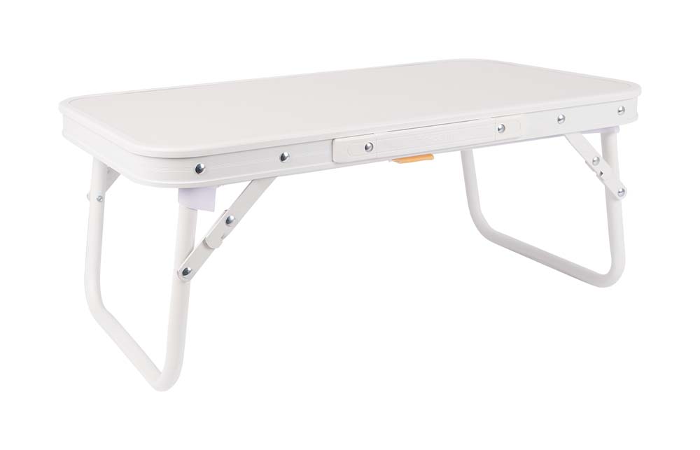 1404170 Ein stilvoller Klapptisch aus Aluminium mit Tischplatte in heller Holzoptik. Der Tisch ist dank der klappbaren Beine sehr kompakt zu verstauen. Darüber hinaus ist der Tisch mit einem Netz unter der MDF-Tischplatte ausgestattet, um Gegenstände zu verstauen.