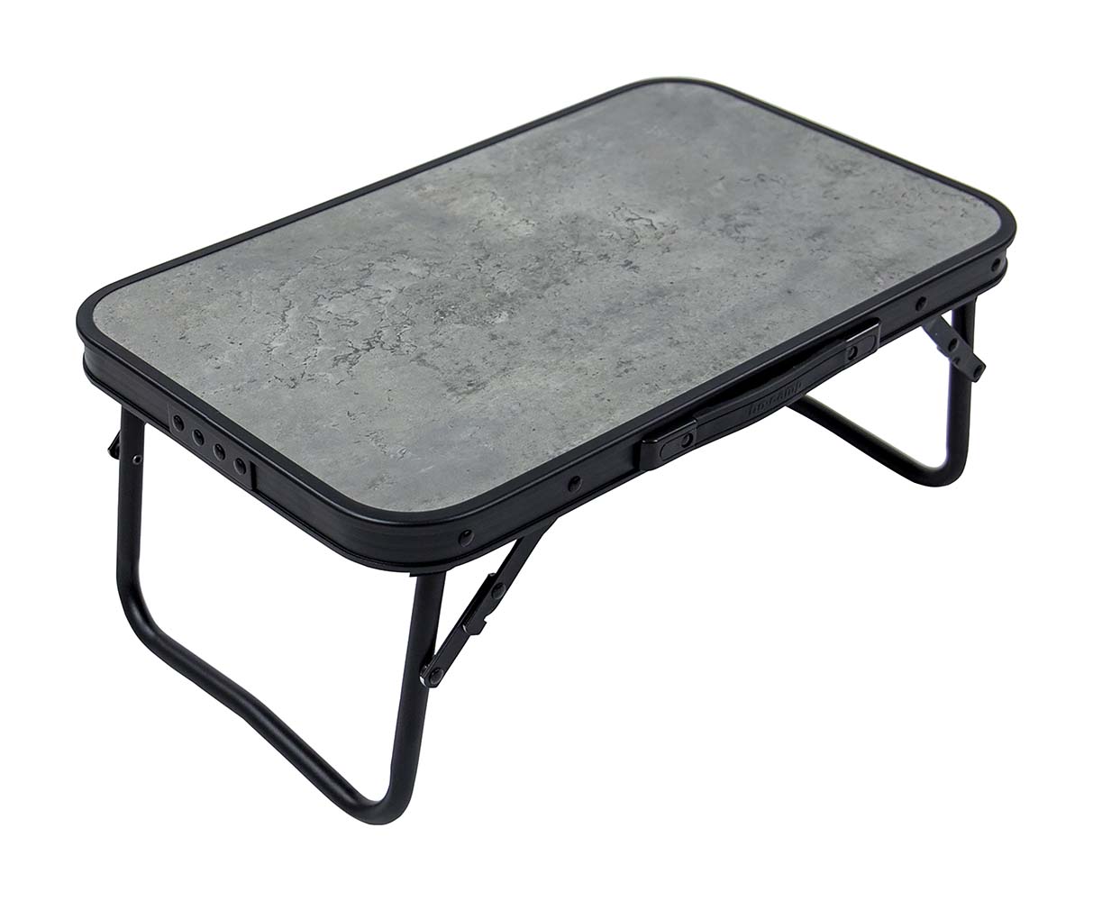 1404180 Una elegante mesa plegable de aluminio con aspecto industrial y tablero de aspecto de hormigón. La mesa es muy compacta de guardar gracias a sus patas plegables. Además, la mesa está equipada con una red bajo el tablero de MDF para guardar objetos.