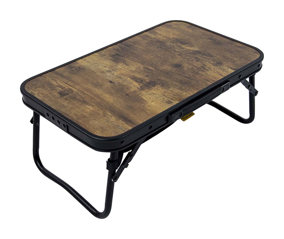 1404190 Ein stilvoller Klapptisch aus Aluminium mit Industrieoptik und Tischplatte in Holzoptik. Der Tisch ist dank der klappbaren Beine sehr kompakt zu verstauen. Darüber hinaus ist der Tisch mit einem Netz unter der MDF-Tischplatte ausgestattet, um Gegenstände zu verstauen.