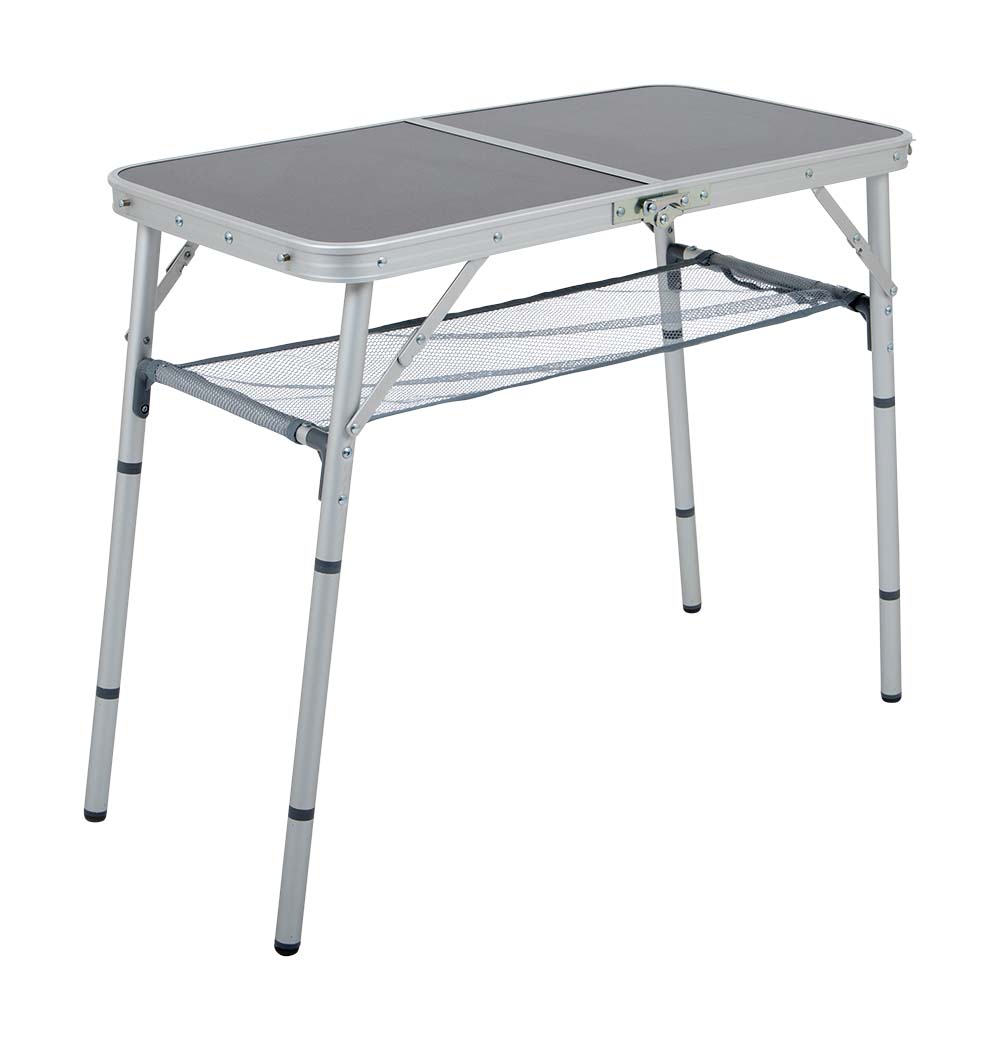1404395 Ein sehr stabiler Campingtisch. Dieser Tisch hat abnehmbare Beine und eine teilbare Tischplatte. Hierdurch kann der Tisch einfach zu einem Koffermodell zusammengeklappt werden. Aus leichtgewichtigem Aluminium hergestellt. Die Tischbeine sind auf 4 verschiedene Höhen verstellbar (30/44/54/68 cm) und haben Stellschrauben für die Feineinstellung. Unter der Tischplatte ist ein Netz befestigt, worin Gegenstände verstaut werden können. Eingeklappt (LxBxH): 40x40x7 cm.