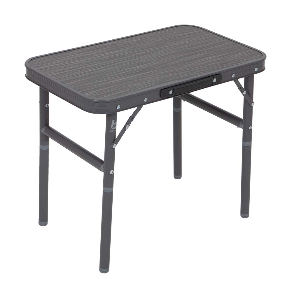 1404480 La mesa Logan es muy robusta y presenta un diseño moderno. La mesa de camping es de alta calidad y resistente al calor y al agua. Además, la mesa tiene patas regulables (24/46 cm). Además, la mesa es muy ligera, lo que facilita su transporte. Plegado compacto: 56x34x3,5 cm.