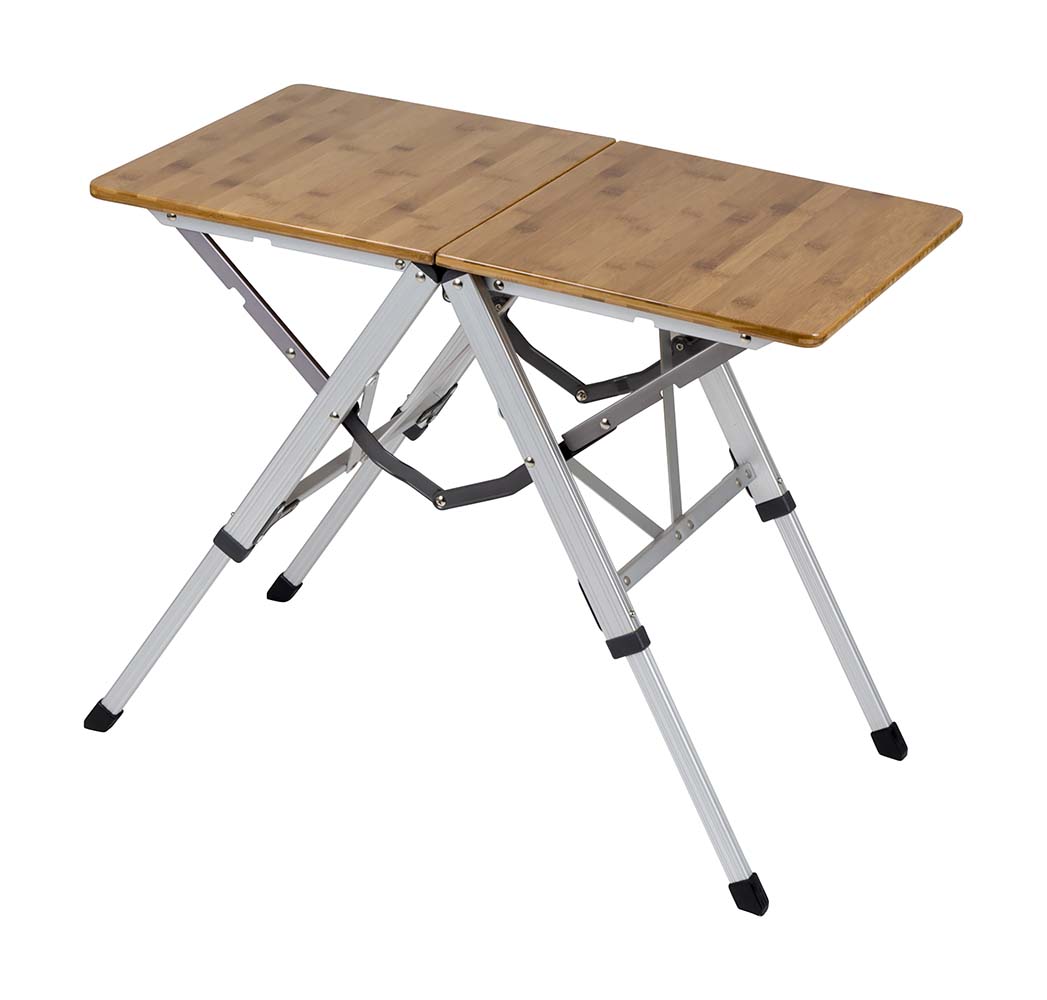 1404660 Una lujosa mesa de bambú con un acabado elegante. ¡Esta mesa impermeable se pliega con un solo movimiento! Luego es fácil y compacto volver a plegarlo, lo que lo hace ideal para viajar, en el parque, en el balcón, en el jardín o simplemente en el interior. Esta mesa tiene un tablero de bambú y una estructura de aluminio liviano. Las patas son regulables en 2 alturas diferentes (36/55 cm).