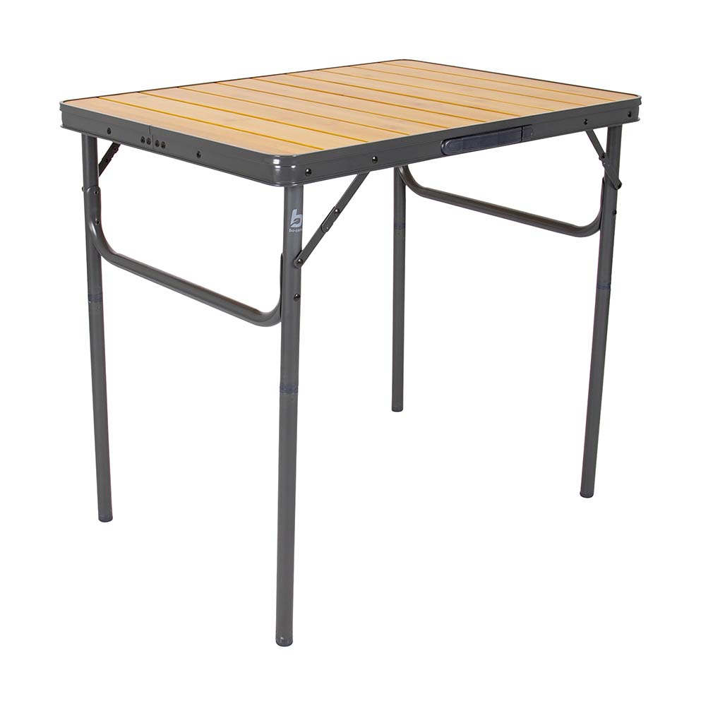 1404666 Ein kompakter und stilvoller Tisch aus der Urban Outdoor Kollektion. Dieser wasserdichte Tisch hat einen Aluminiumrahmen mit einer Bambus Tischplatte. Der Tisch ist sehr kompakt faltbar durch die Klappbeine. Darüber hinaus ist der Tisch mit einem Griff ausgestattet, die den Tisch leicht zu tragen macht. Der Tisch ist adjusTisch in der Höhe: 31/71 cm.