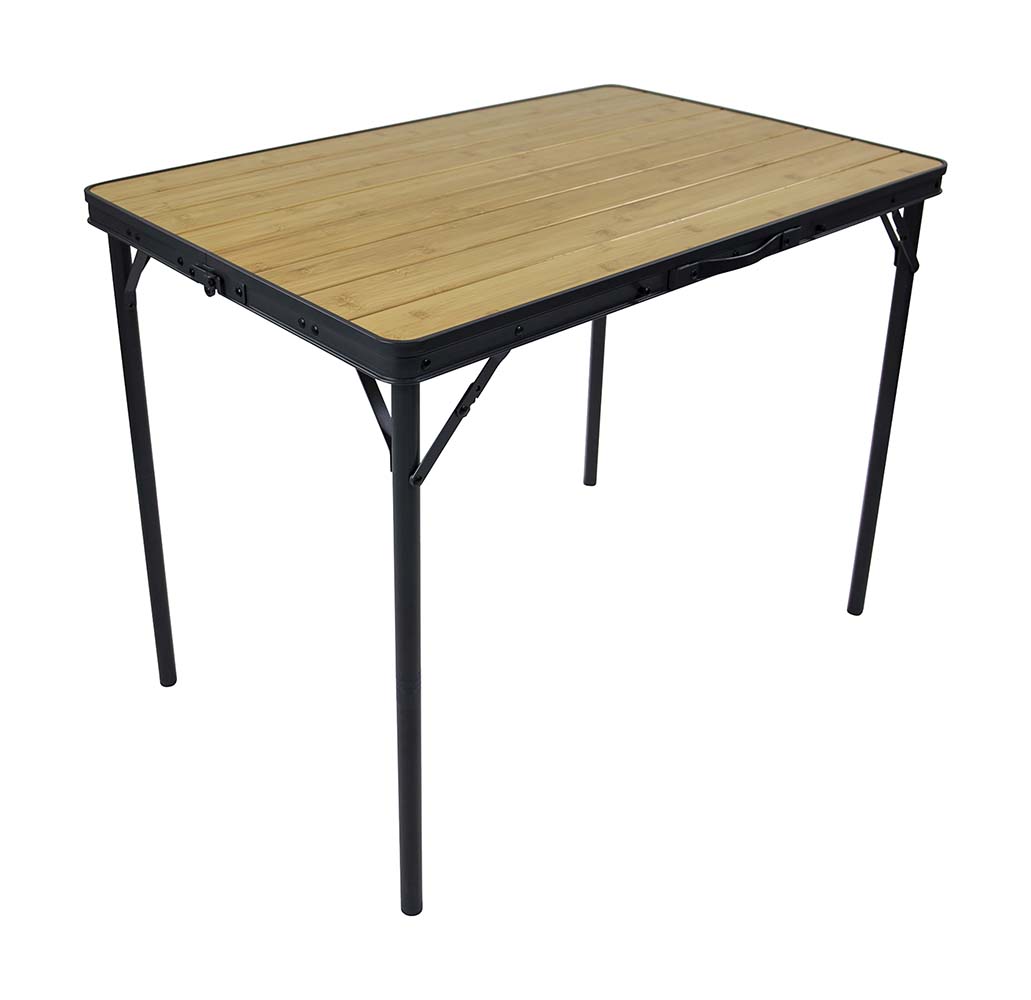 1404670 Ein kompakter und stilvoller Tisch aus der Urban Outdoor Kollektion. Dieser wasserdichte Tisch hat ein Aluminiumgestell mit einer Bambusplatte. Dank der klappbaren Beine und der teilbaren Platte lässt sich der Tisch sehr kompakt zusammenlegen. Außerdem befindet sich an der Seite des Tisches ein Griff, der das Tragen erleichtert. Der Tisch ist in der Höhe verstellbar: 38/70,5 cm.
