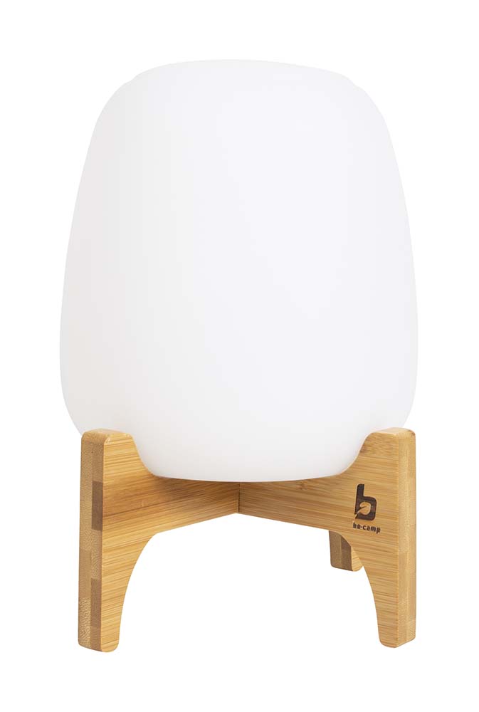 5818615 Una moderna lámpara de mesa con base de bambú suelta. Proporciona una luz agradable a través de los LED con un color de luz cálido y una pantalla blanca mate. La lámpara se puede utilizar en tres modos de luz: 20%, 50% y 100%. La batería es recargable a través de USB.